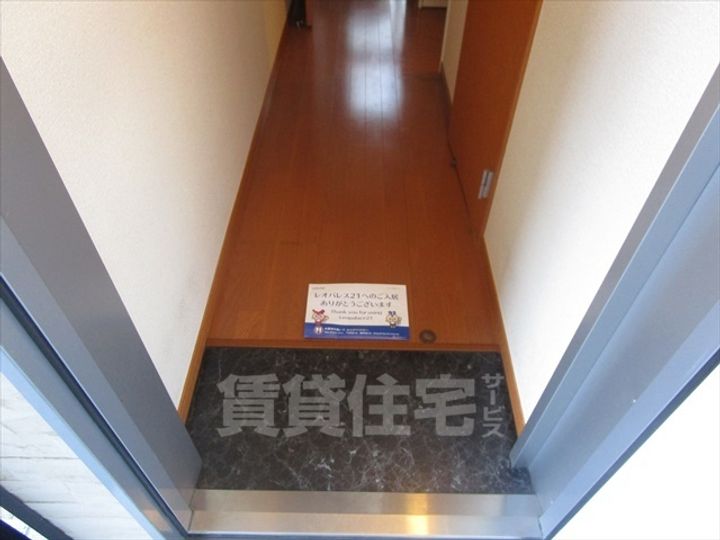 レオパレス滝の華の玄関