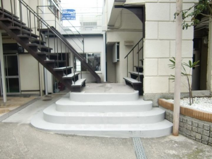 和美荘1棟の玄関