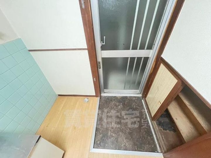 和美荘1棟の玄関