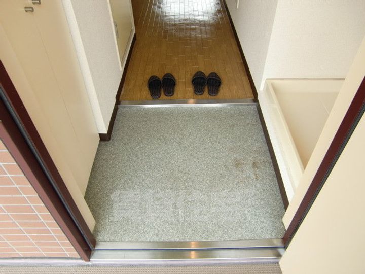 大阪府豊中市服部西町1丁目の賃貸マンションの玄関