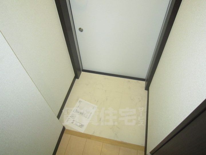 大阪府堺市西区鳳中町8丁の賃貸アパートの玄関
