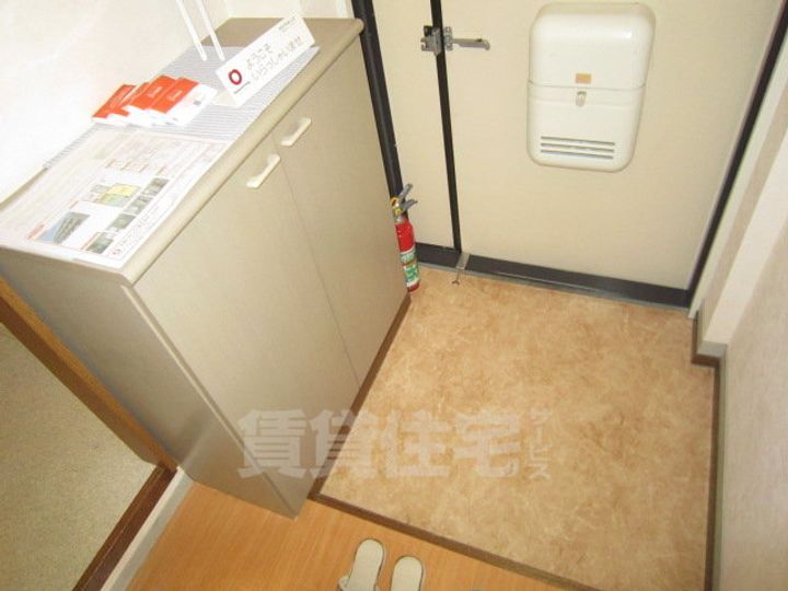 大阪府泉大津市東雲町の賃貸マンションの玄関