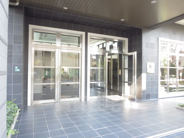 大阪府堺市堺区北花田口町2丁の賃貸マンションの玄関