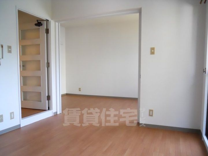 大阪府豊中市利倉西2丁目の賃貸マンションの居間