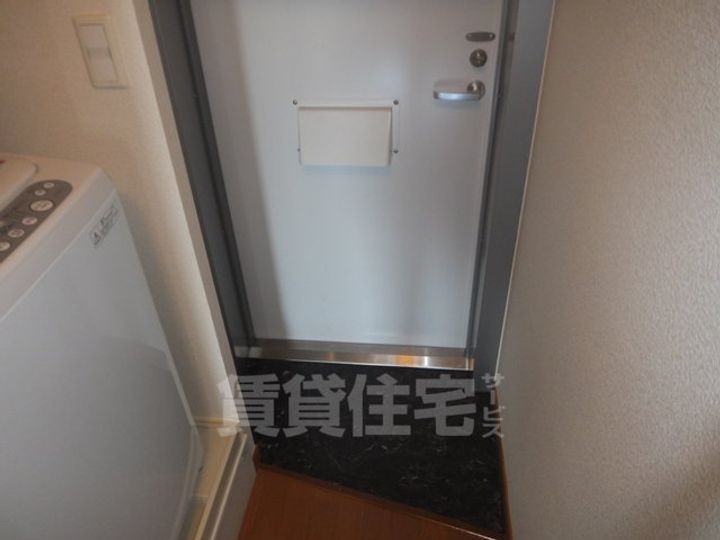 レオパレスフローラ須賀の玄関