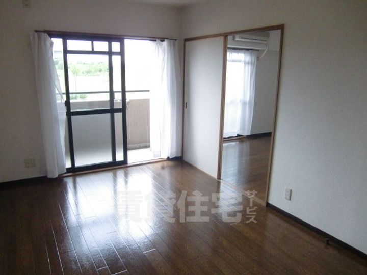 大阪府豊中市服部西町4丁目の賃貸マンションの居間