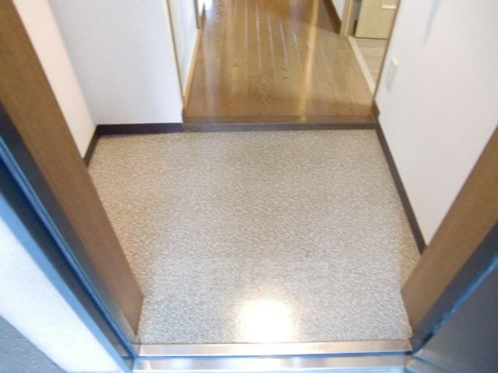 大阪府豊中市服部西町4丁目の賃貸マンションの玄関