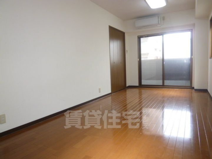 大阪府豊中市服部南町3丁目の賃貸マンションの居間
