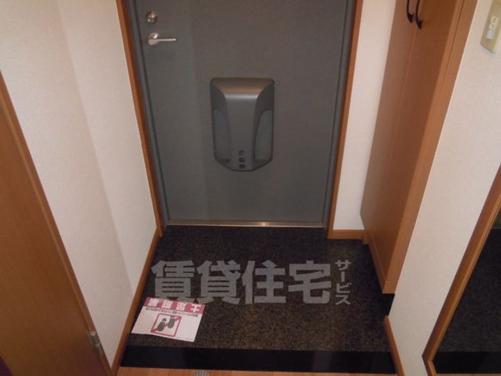 リバパレス鶴舞の玄関