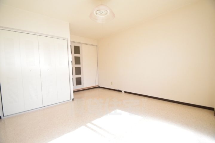 大阪府茨木市園田町の賃貸マンションの寝室