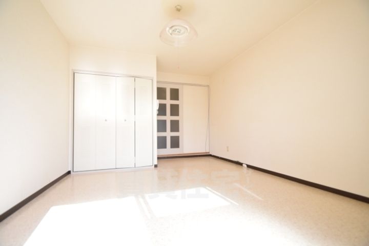 大阪府茨木市園田町の賃貸マンションの寝室