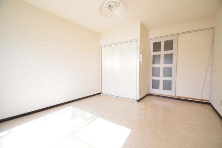 大阪府茨木市園田町の賃貸マンションの寝室