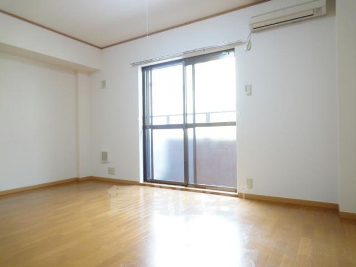 大阪府摂津市正雀3丁目の賃貸アパートの居間