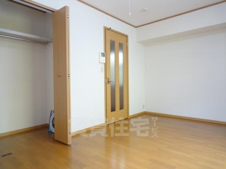 大阪府摂津市正雀3丁目の賃貸アパートの居間