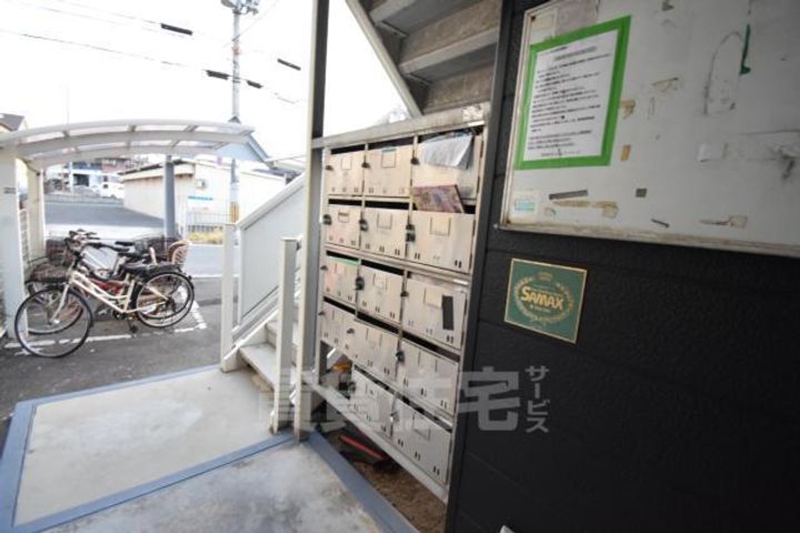 大阪府堺市東区草尾の賃貸アパートの玄関