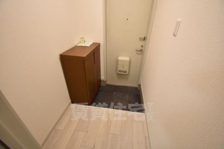 大阪府堺市東区草尾の賃貸アパートの玄関