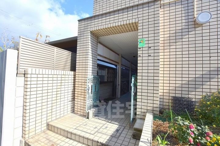 ロイヤルハイツまつい2の玄関