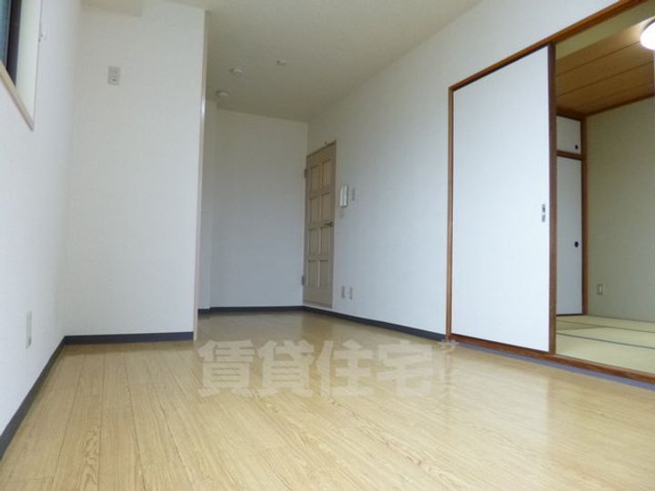 京都府京都市西京区山田南山田町の賃貸マンションの居間