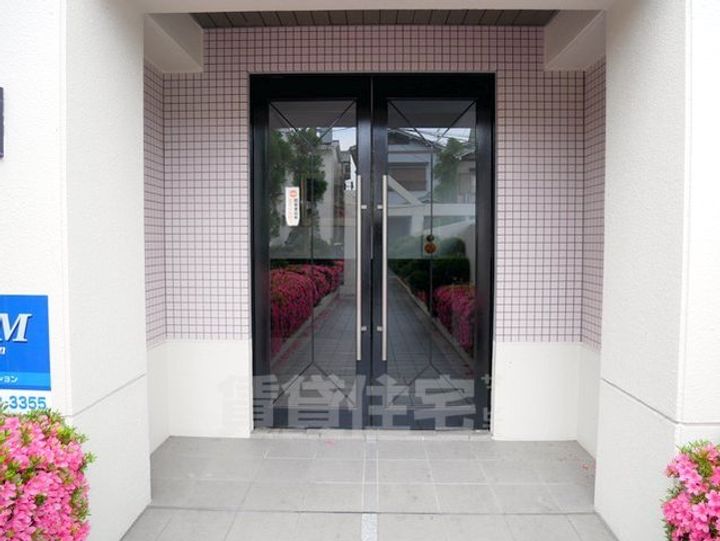 ヴェルデ三番館の玄関