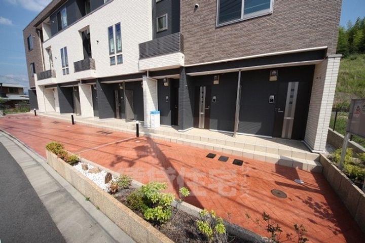 京都府木津川市城山台11丁目の賃貸アパートの玄関