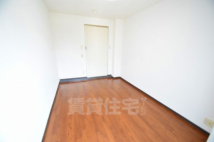 大阪府東大阪市小阪2丁目の賃貸マンションの居間