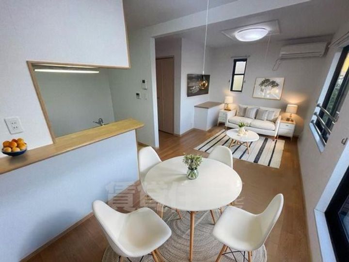 大阪府泉大津市東助松町4丁目の賃貸アパートの居間