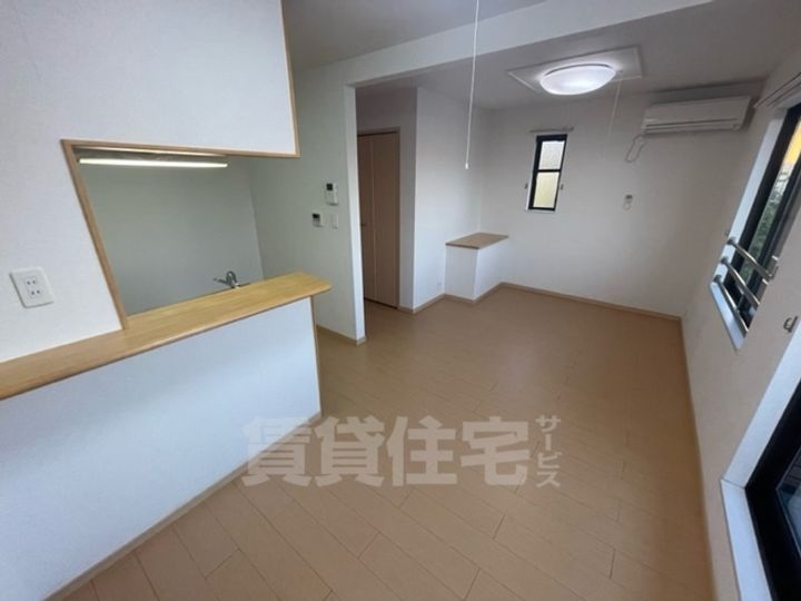 大阪府泉大津市東助松町4丁目の賃貸アパートの居間