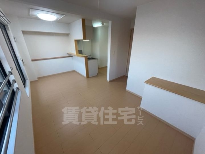 大阪府泉大津市東助松町4丁目の賃貸アパートの居間