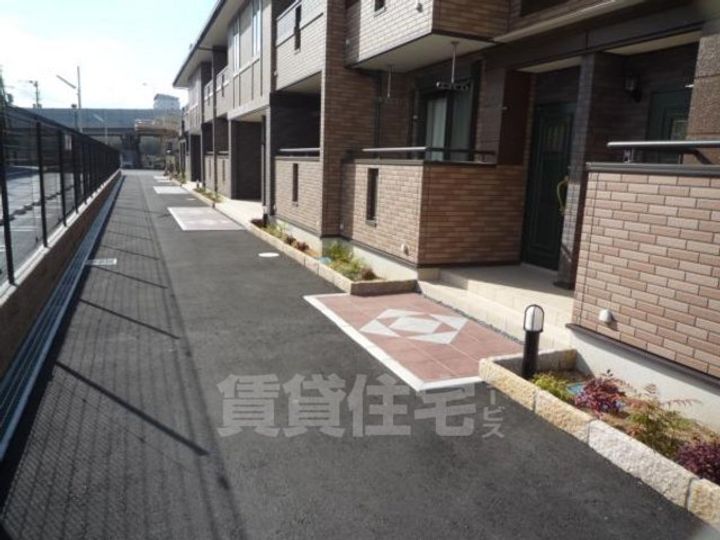 大阪府泉大津市東助松町4丁目の賃貸アパートの玄関