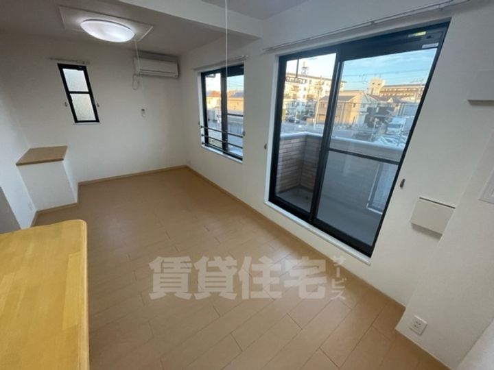 大阪府泉大津市東助松町4丁目の賃貸アパートの居間