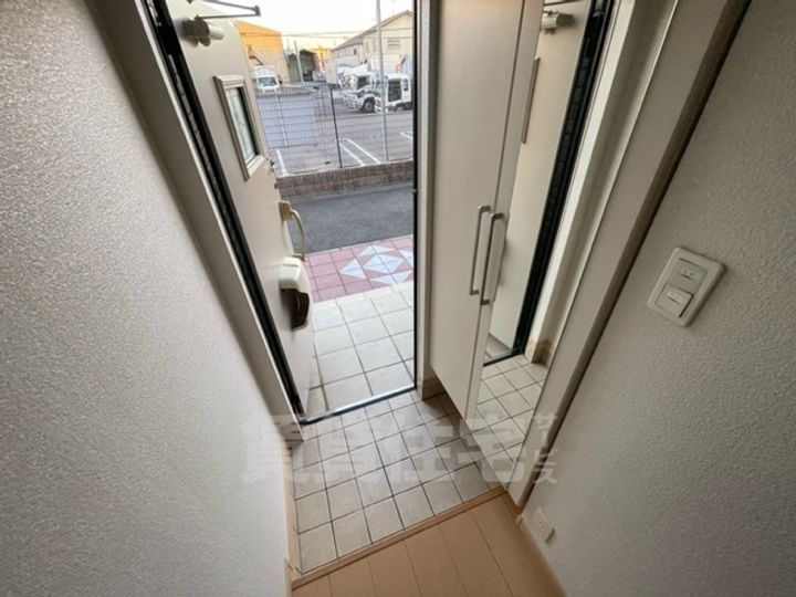 大阪府泉大津市東助松町4丁目の賃貸アパートの玄関