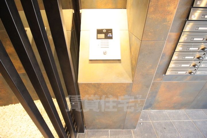 ワールドアイ神戸湊町の玄関