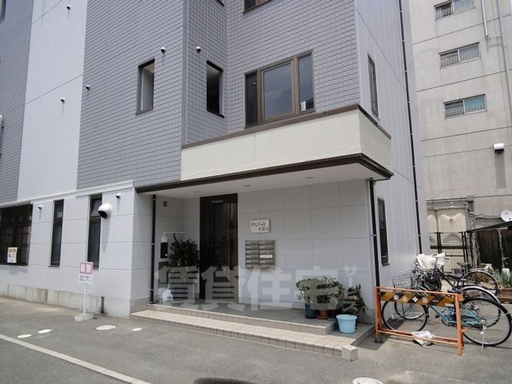 ブランドール佐保川の玄関