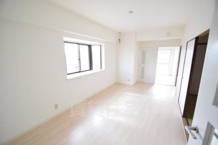 大阪府摂津市鶴野2丁目の賃貸マンションの居間