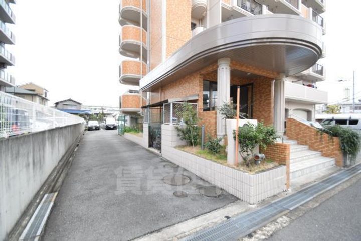 大阪府摂津市鶴野2丁目の賃貸マンションの玄関