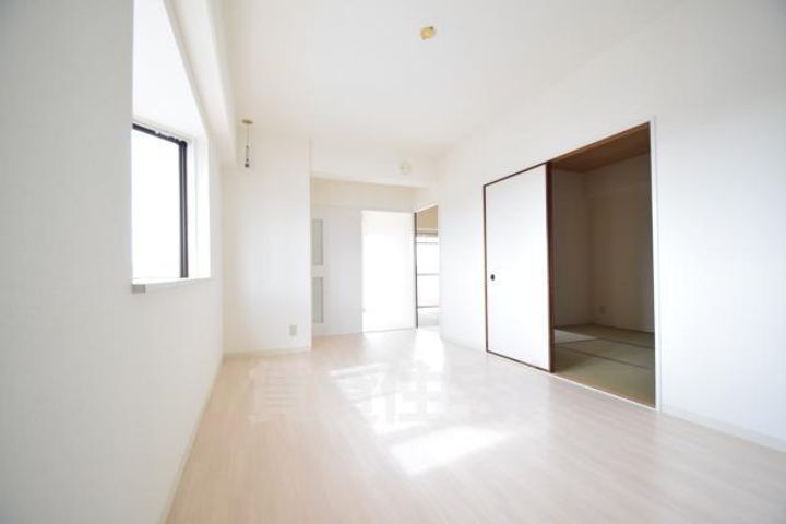 大阪府摂津市鶴野2丁目の賃貸マンションの居間