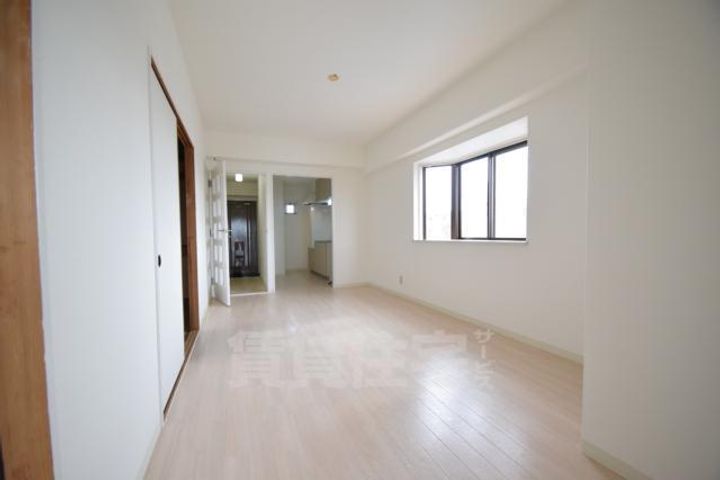 大阪府摂津市鶴野2丁目の賃貸マンションの居間