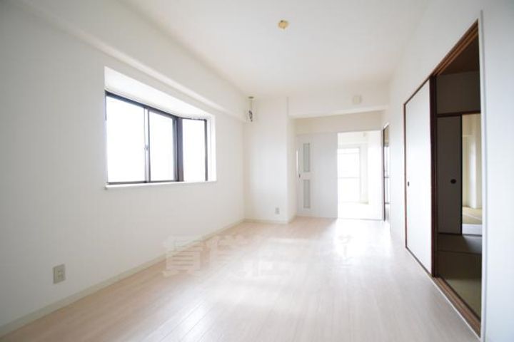 大阪府摂津市鶴野2丁目の賃貸マンションの居間