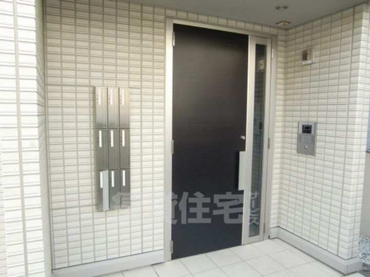 大阪府豊中市長興寺北3丁目の賃貸アパートの玄関