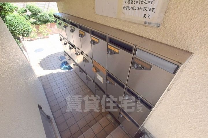 第二塩野マンションの玄関