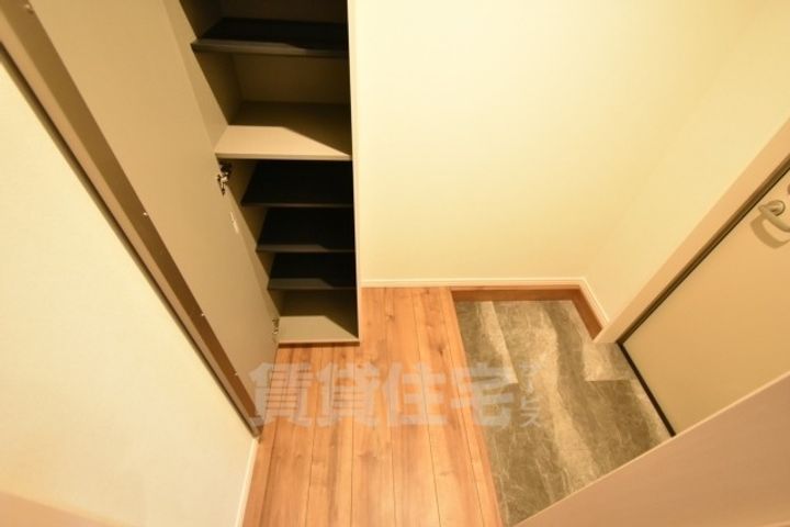 大阪府堺市北区金岡町の賃貸アパートの玄関