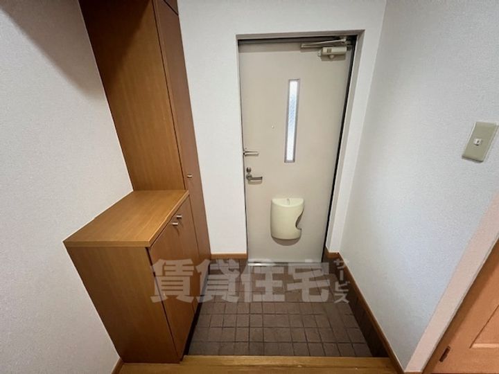 大阪府和泉市葛の葉町2丁目の賃貸アパートの玄関