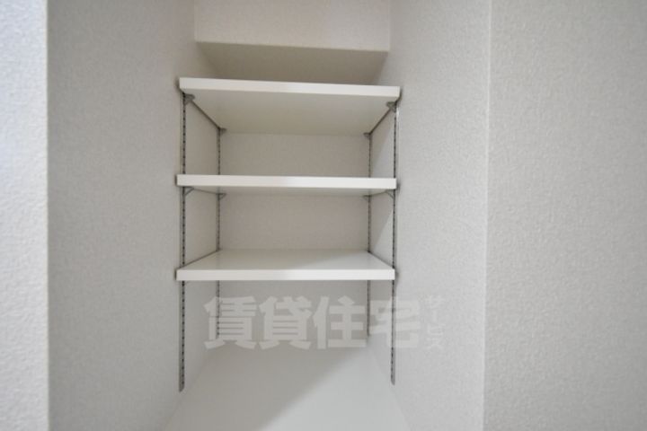 大阪府堺市西区鳳東町1丁の賃貸マンションの内装