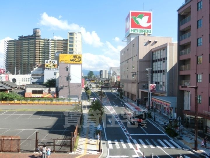 クレストブルーの周辺