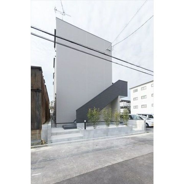 大阪府堺市堺区老松町2丁の賃貸アパートの玄関
