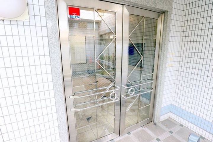 京都府京都市伏見区深草西浦町8丁目の賃貸マンションの玄関