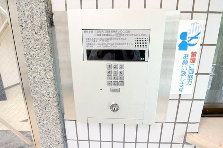 京都府京都市伏見区深草西浦町8丁目の賃貸マンションの玄関