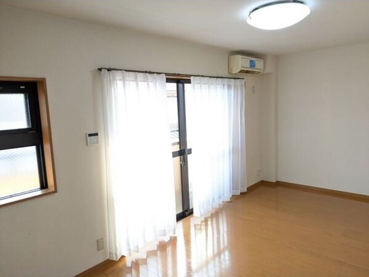 愛知県名古屋市守山区川北町(マンション)の賃貸物件の居間