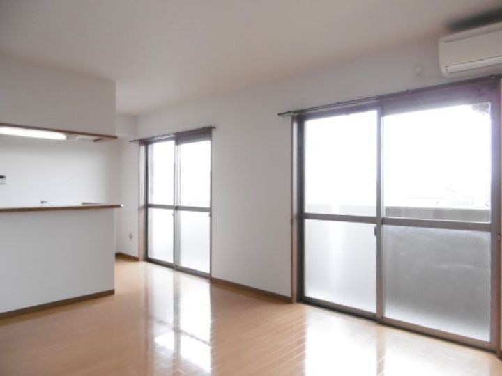 シャトー草薙の居間