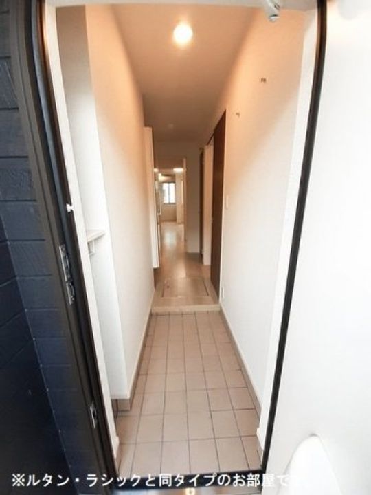 ドミールオカマエ Aの玄関